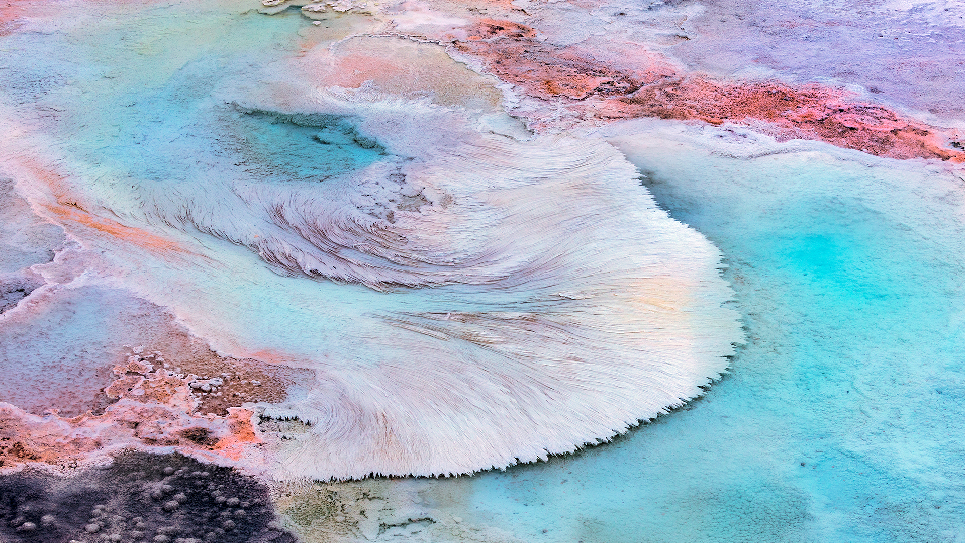 ����� 12 �� 34: Artistic patterns at New Blue Spring in winter in Yellowstone National Park, Wyoming, USA
