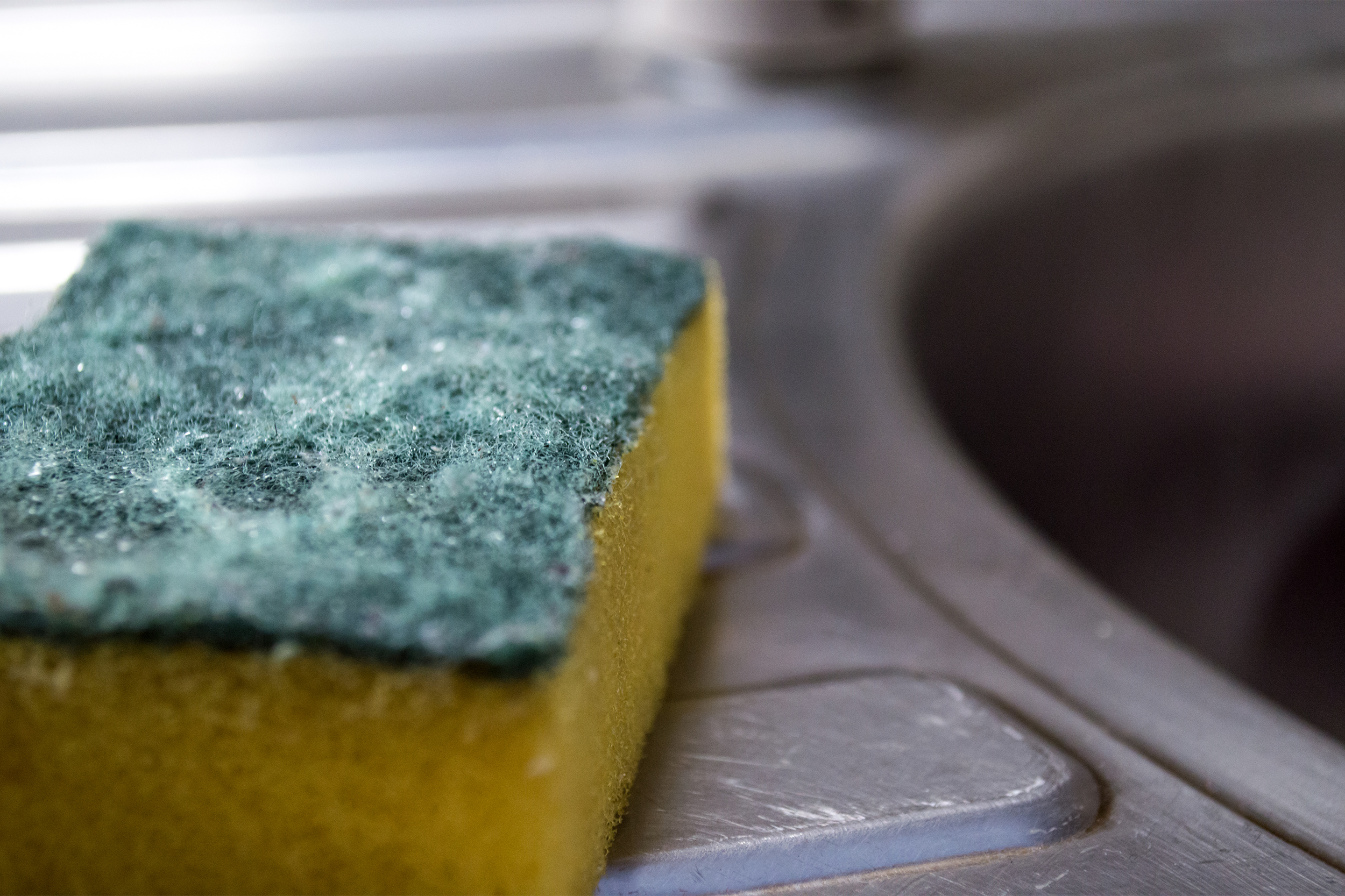 Sponge forge. ГУПКК для посуды грязная. Старая губка для посуды. Пористые губки для мытья посуды. Губка для мойки посуды.