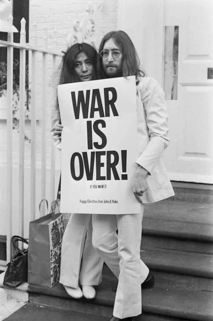 2 de 29 Fotos na Galeria: 'Imagine' tornou-se um hino da paz global desde que Lennon compôs a música em 1971. A canção vislumbra um mundo sem divisões de desigualdades econômicas, religiões e política, mas Lennon foi ainda mais longe para chamá-la de 'virtualmente, o Manifesto Comunista'.