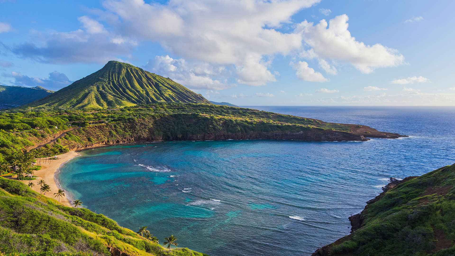 محمية خليج هانوما الطبيعية، جزيرة أواهو، هونولولو - Brandon Tabiolo/Design Pics/Getty Images الشريحة 2 من 17: This beach is located in a marine embayment in the southeastern side of Oahu near Hawaii Kai a part of the Hawaiian Island. Thousands of people visit this place each year to witness the abundance of marine life including over 400 species of fish and the Green sea turtles.