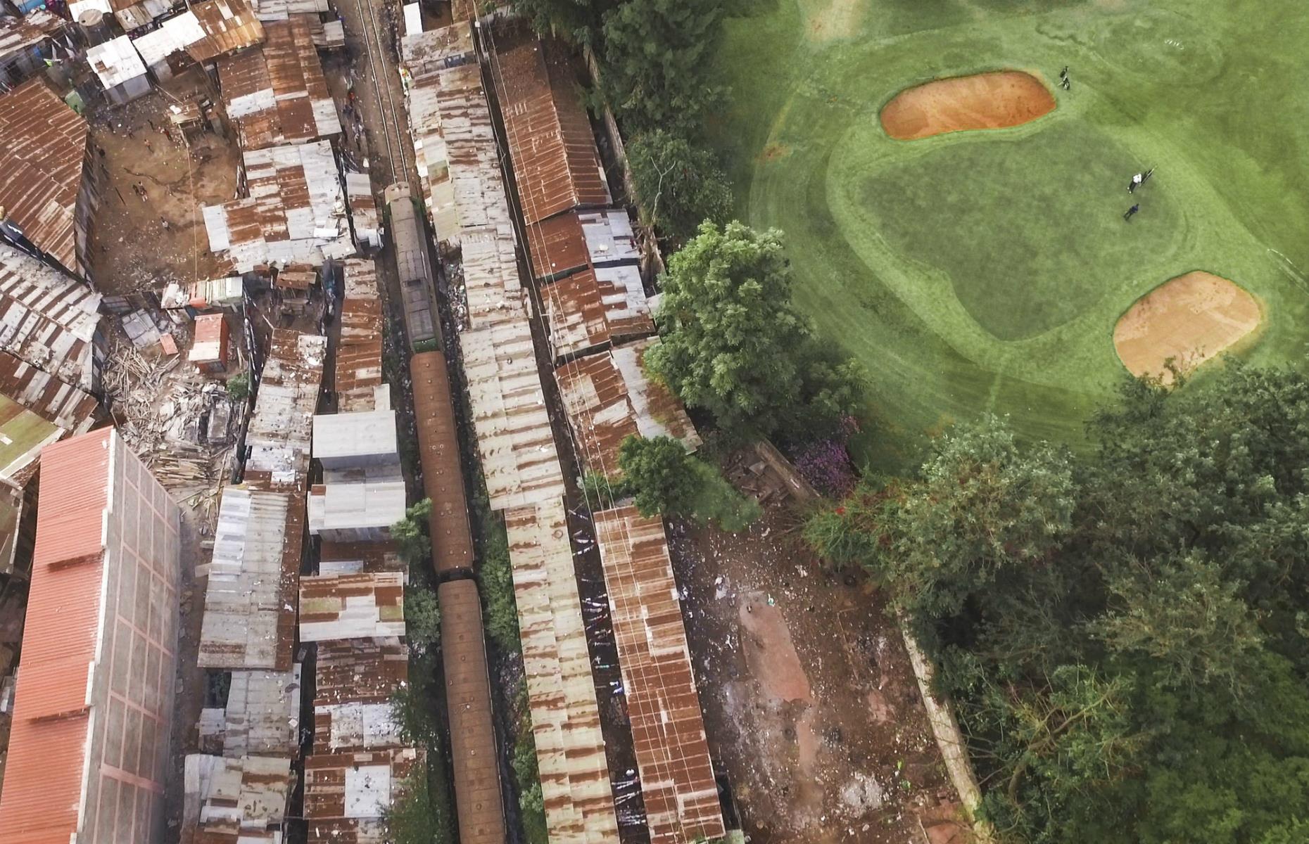 The Royal Nairobi Golf Club in Kenya, which opened in 1906, has the sewage-infested Kibera slum as its neighbor. The rusting tin roofs and the lush greens are separated by a railway line that many children from the slum play on.