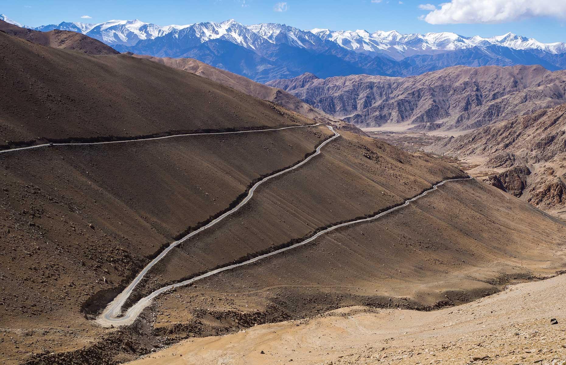 On the edge: the world's gravity-defying places - neurospectofflorida : An amazing picture showing a stunning view. The colors are bold and mix ideally. Its composition is fantastic, with the details are also extremely defined.