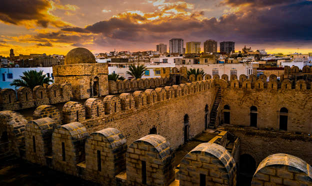 Lysbilde 2 av 13: View from the walls of the fortress of Ribat of Sousse in Tunisia. Medieval architecture in sunset light.