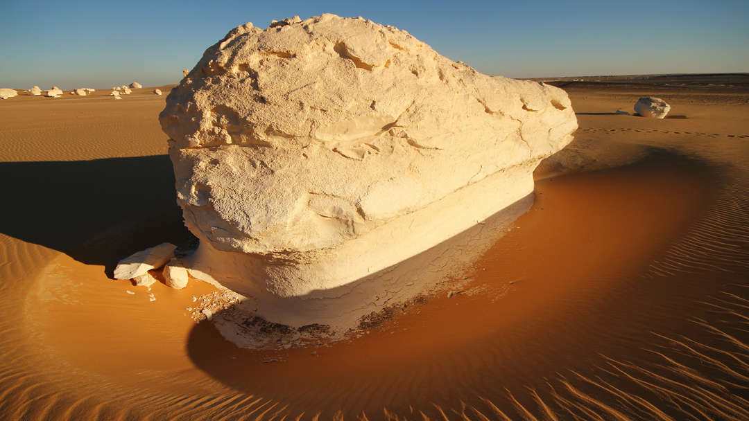 نحت الصحراء البيضاء، الفرافرة، مصر - ألبوم الصور - Niek Bokkers - conceptm.nl/MomentOpen/Getty Images الشريحة 1 من 8: Located in the Farafra depression, the desert is dotted with huge chalk rock formations. These cream-white structures were formed due to wind activity and occasional sandstorms in the area.