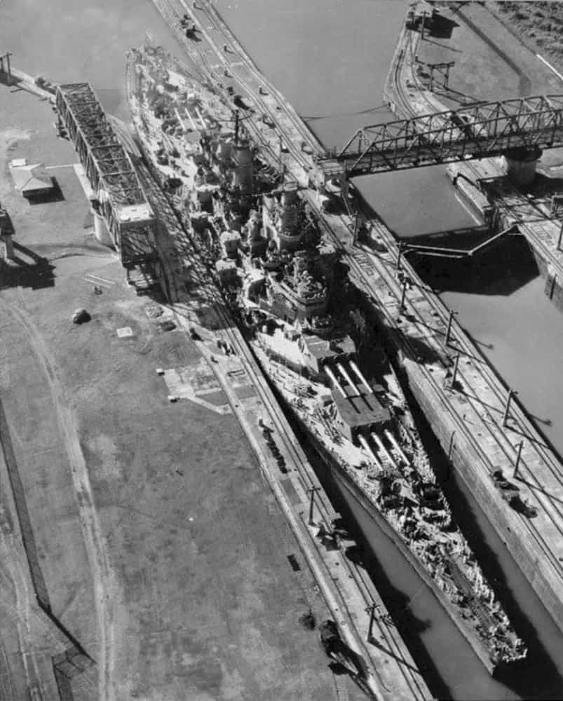 <em>USS Missouri</em> passes through the canal in 1945. The Iowa-class battleships were designed to be narrow enough to fit through the locks.