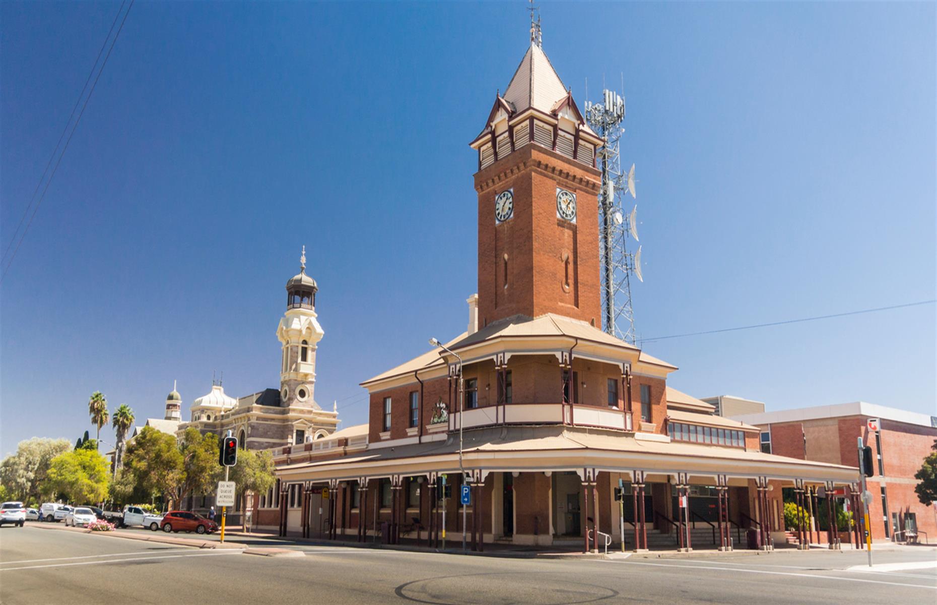 these-are-australia-s-most-beautiful-outback-towns-comfort-hotel