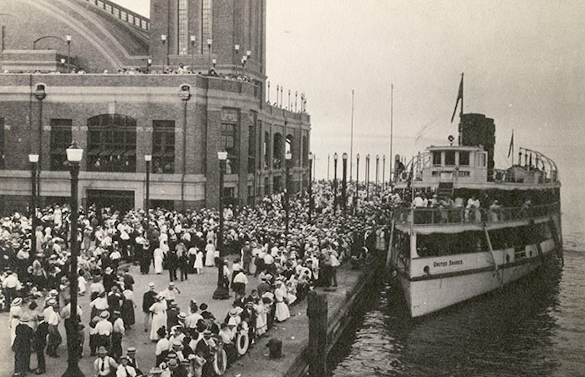 One of Chicago’s best-known landmarks, the historic pier opened to the public in 1916 and was known as the Municipal Pier. Stretching out into Lake Michigan, it was used as a dock for freights, passenger traffic, as well as for recreational purposes. It was renamed the Navy Pier in 1927 in tribute to navy personnel who were based there during the First World War. Today the tourist hot spot is home to a 200-foot Ferris wheel, museums, theaters, a cinema and restaurants.