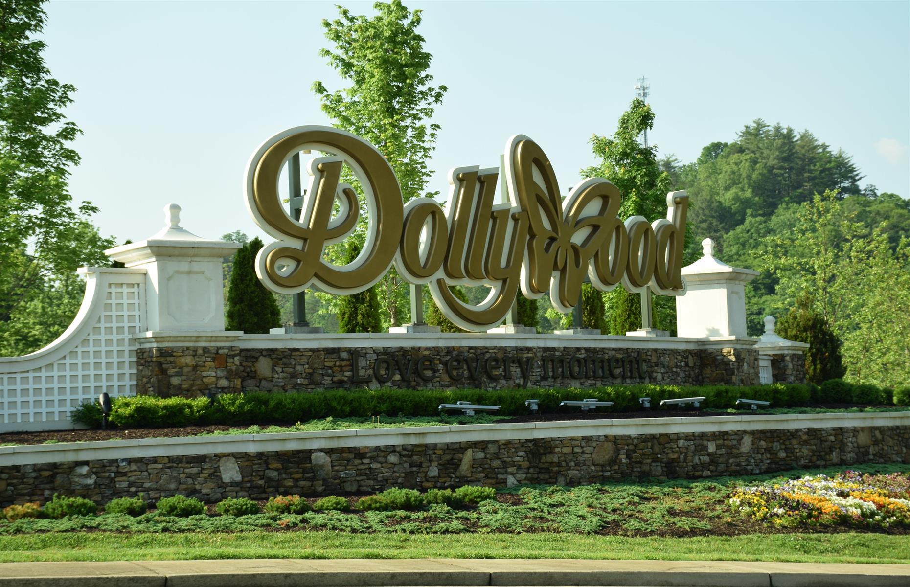 Silver Dollar City in Pigeon Forge was rebranded as Dollywood in 1986 after Tennessee native and superstar Dolly Parton joined the Herschend brothers in the theme park business. It drew 1.3 million visitors on opening – a 75% increase on Silver Dollar City's last season in 1985 – and included a new area called Rivertown Junction, with a replica of Dolly’s Locust Ridge childhood home. Dollywood became Tennessee's most-visited tourist attraction.