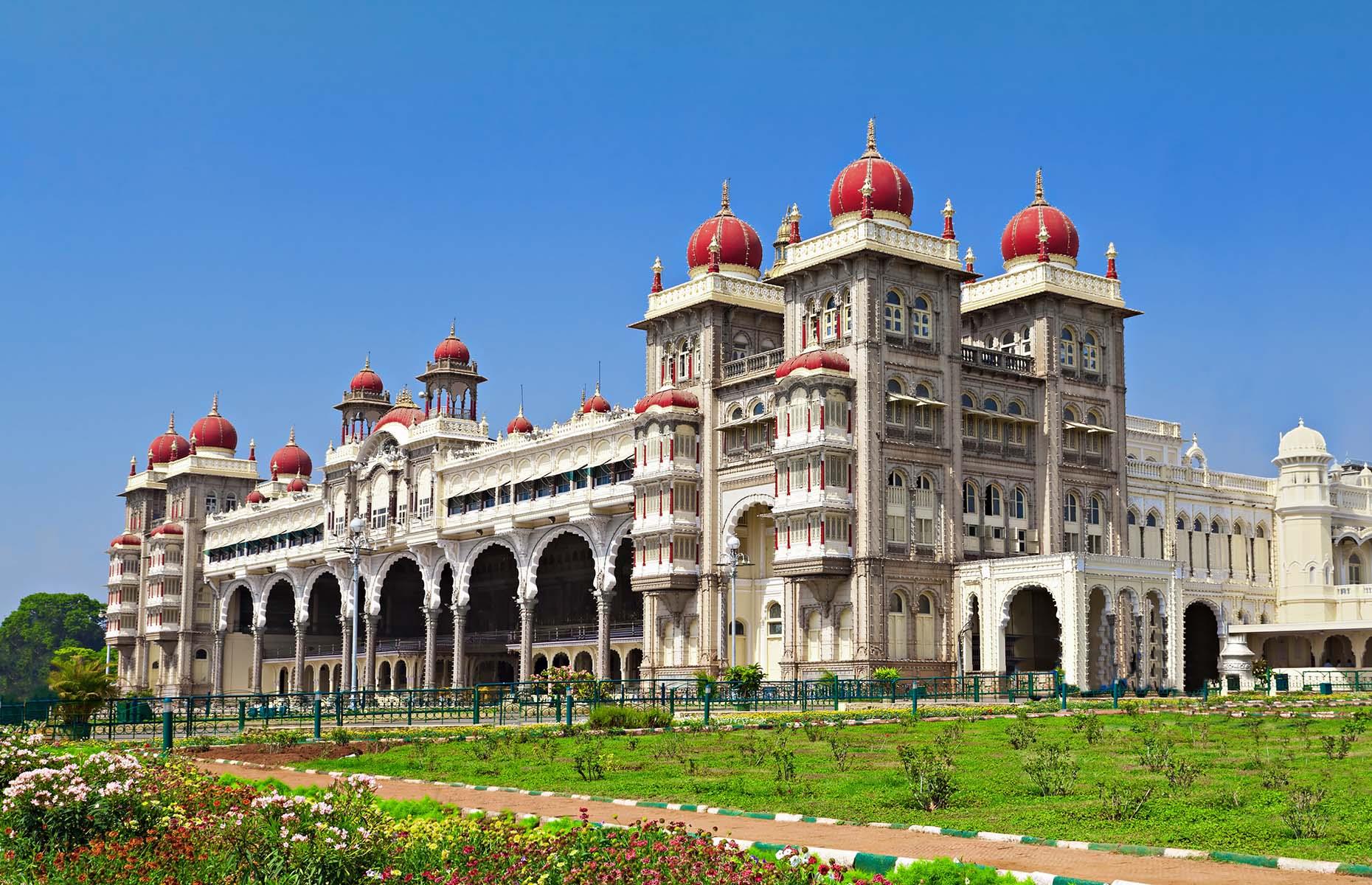 Inside the world’s most luxurious palaces - duitsland-vakantieland : An astonishing picture capturing an beautiful landscape. Its tones are bold and mix perfectly. The composition is fantastic, with its features are highly defined.