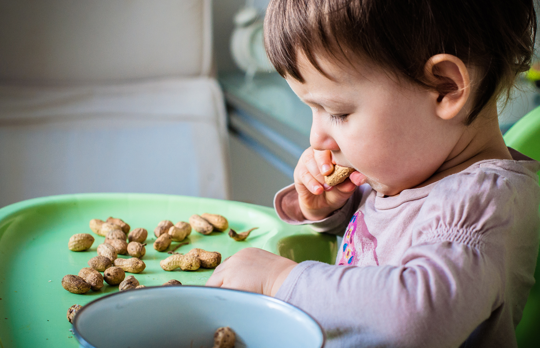 Полезные орехи детям. Еда для детей. Малыш кушает. Ребенок с сухофруктами. Орех для детей.