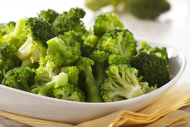 Slide 5 de 15: O brócolis é muito saboroso, saudável, tem poucas calorias e ainda auxilia no combate ao câncer. É rico em vitaminas C, K e A, sendo um ótimo desintoxicante, elimina as toxinas e desincha o corpo. Ele também contém muita fibra e favorece o sistema imunológico.