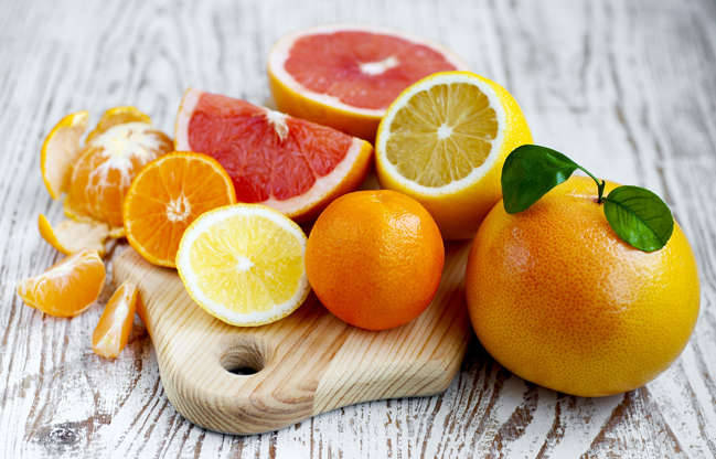 Slide 8 de 15: A vitamina C é encontrada em grande quantidade nas frutas cítricas e por isso, deixam seu metabolismo mais acelerado, ajudando a eliminar a gordura do corpo, reduzem os picos de insulina e fortalecem o sistema imunológico.