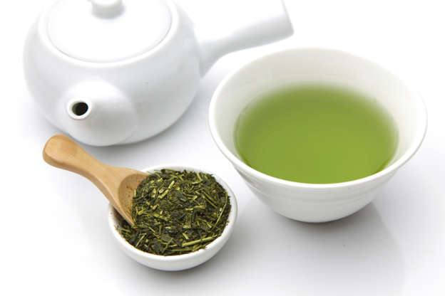 Slide 7 de 15: Os asiáticos em o hábito de ingerir o chá verde para ajudar na digestão e melhorar a saúde. A planta possui um fitonutriente que tem propriedades de queimar a gordura abdominal, sem falar na cafeína que é também, um poderoso termogênico e neuroestimulante. E, como todo bom chá, é diurético e vai te fazer perder medidas!