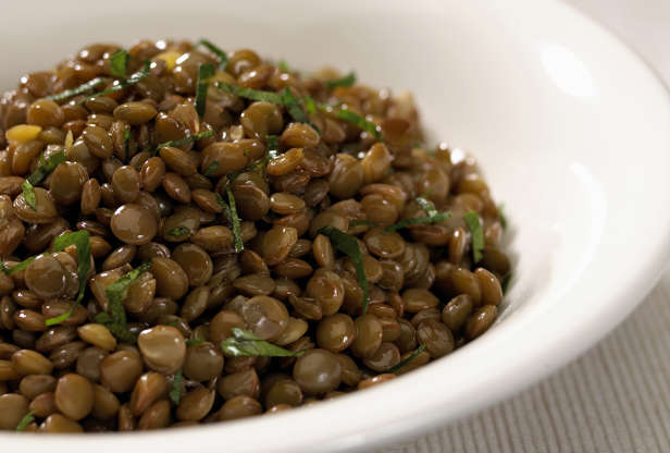 Slide 10 de 15: A lentilha é rica em proteínas, fibras e ferro, aumenta a sensação de saciedade e ainda melhora seu intestino! 