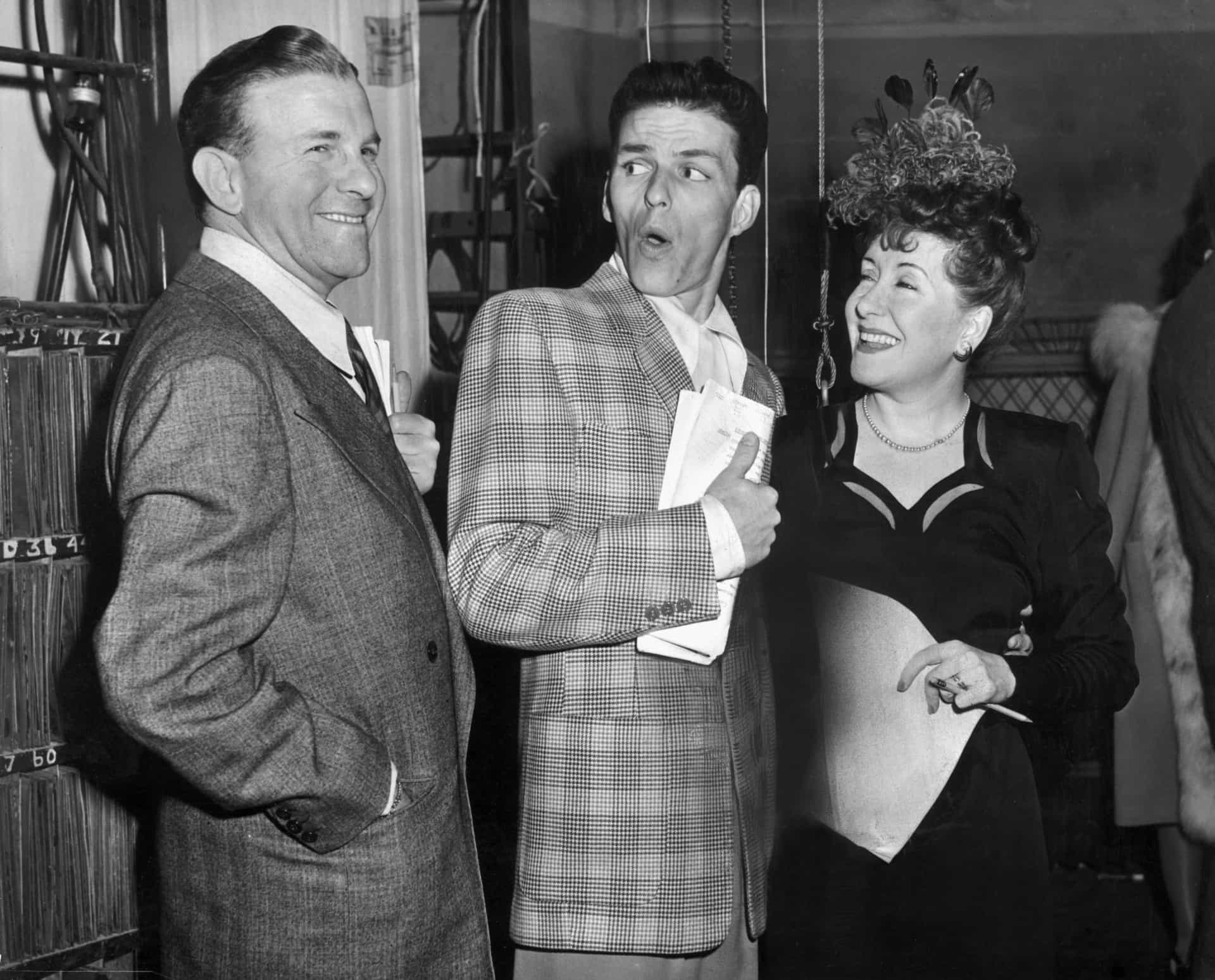 Sinatra blödelt mit den Schauspielern und Komikern George Burns und Gracie Allen herum. Möglicherweise entstand die Aufnahme am Set der Radioshow "The Burns and Allen".