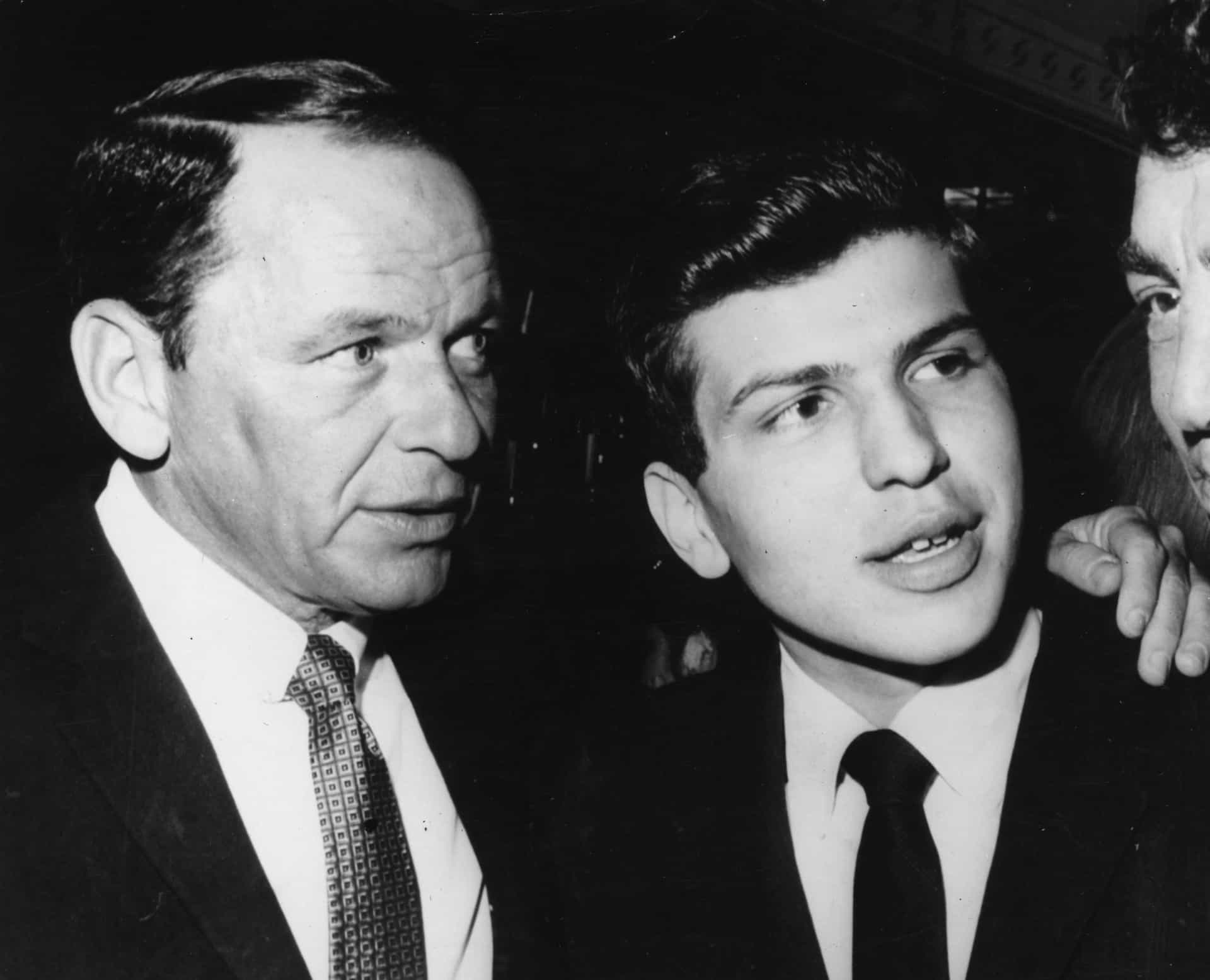 Frank Sinatra mit seinem Sohn Frank Sinatra Jr., der am 8. Dezember 1963 für 56 Stunden entführt wurde, bevor er glücklicherweise unversehrt zurückkam.