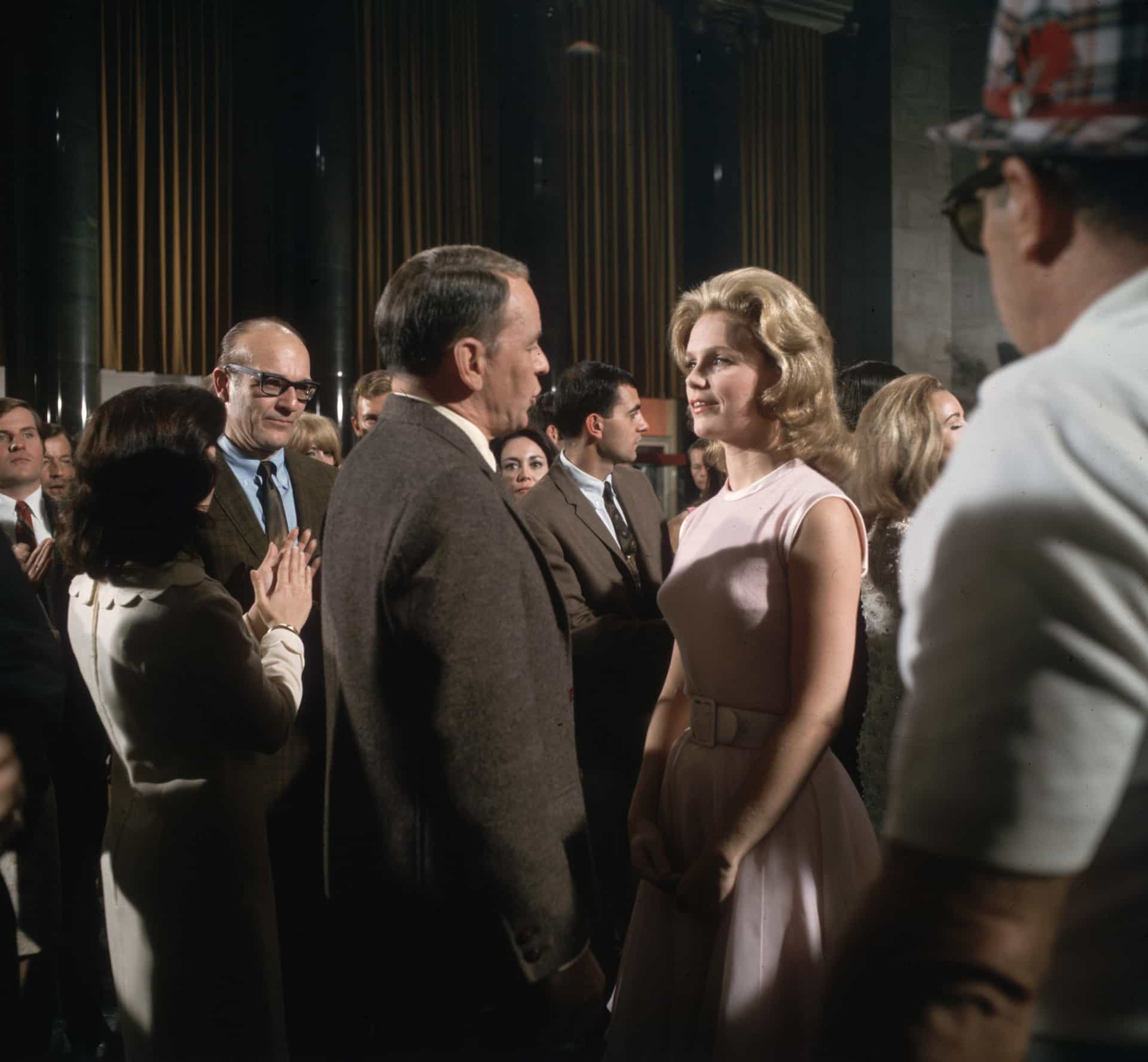 Frank und Schauspielerin Lee Remick filmen eine Szene für "The Detective" (1968). Sinatra spielte Det. Sgt. Joe Leland und Remick war Karen Wagner Leland.