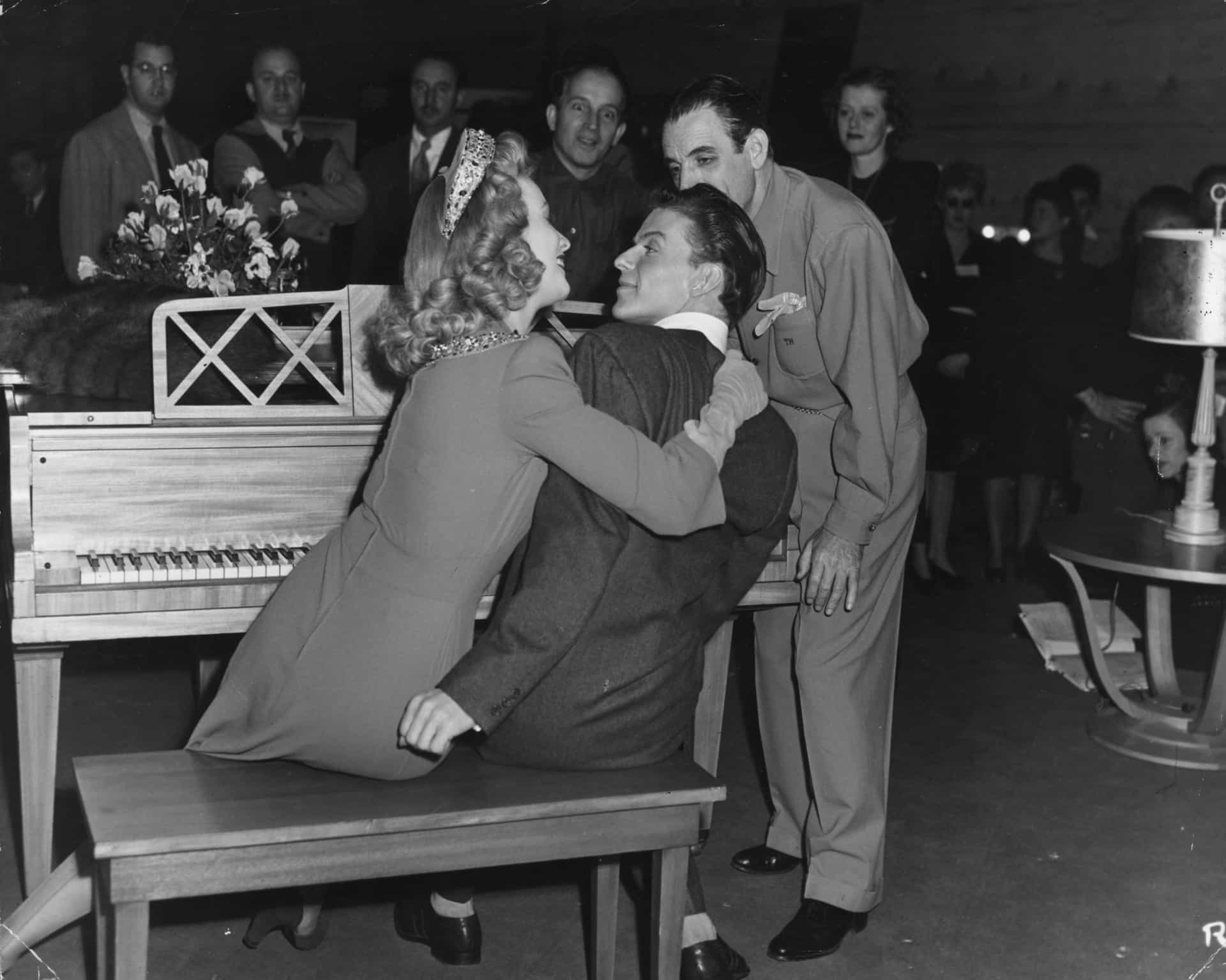 Ein schüchterner Sinatra wird von Co-Star Anne Jeffreys während der Proben für "Step Lively" umarmt. Tim Whelan beobachtet das Geschehen.
