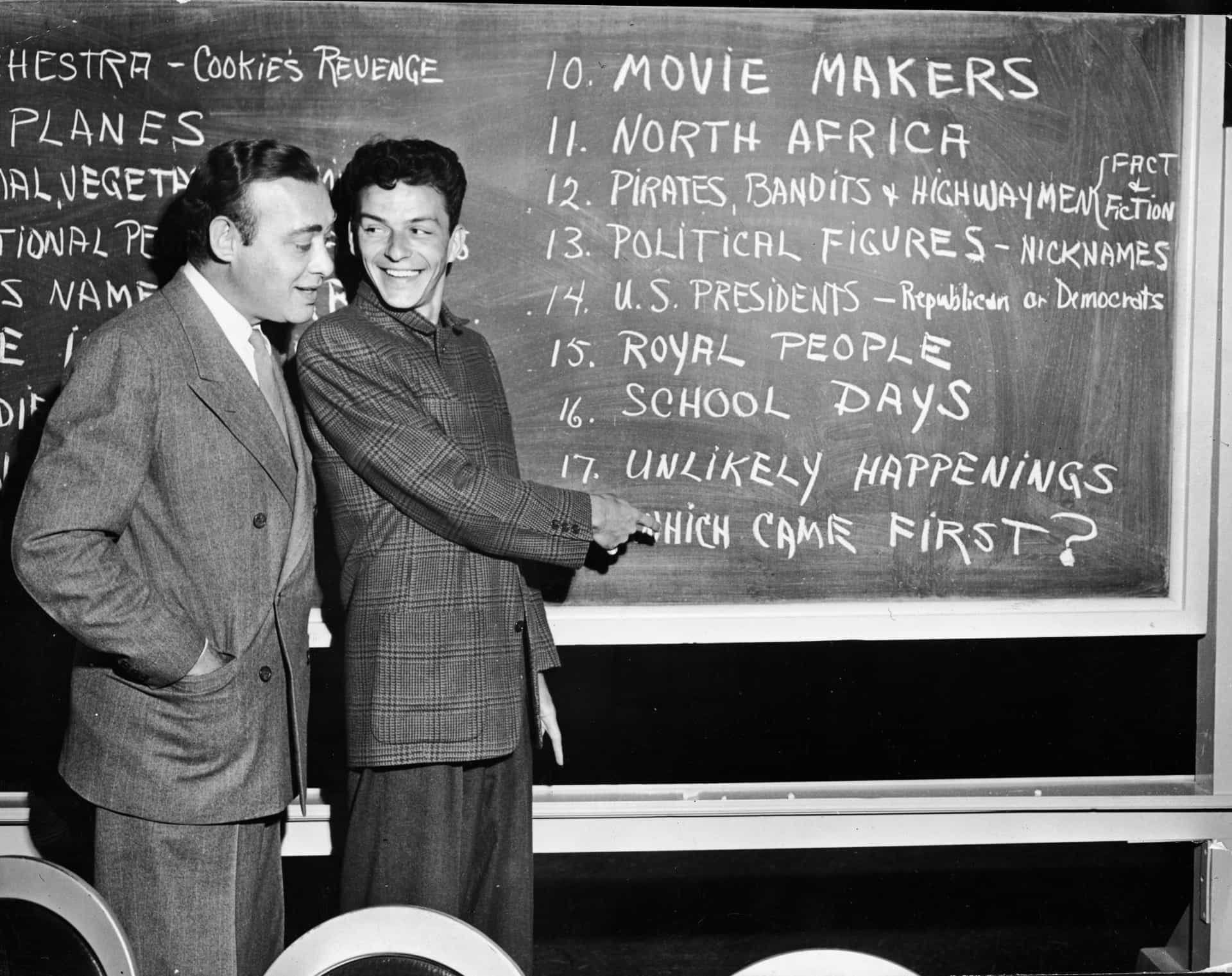 Sinatra grinste zusammen mit Gastgeber Phil Baker am Set der Fernsehshow "Take It or Leave It".
