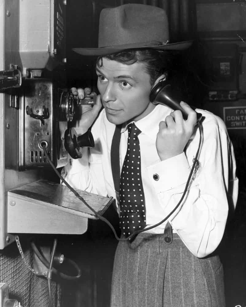 Der junge Sinatra greift am Filmset von "Step Lively" (1944) zum Hörer.