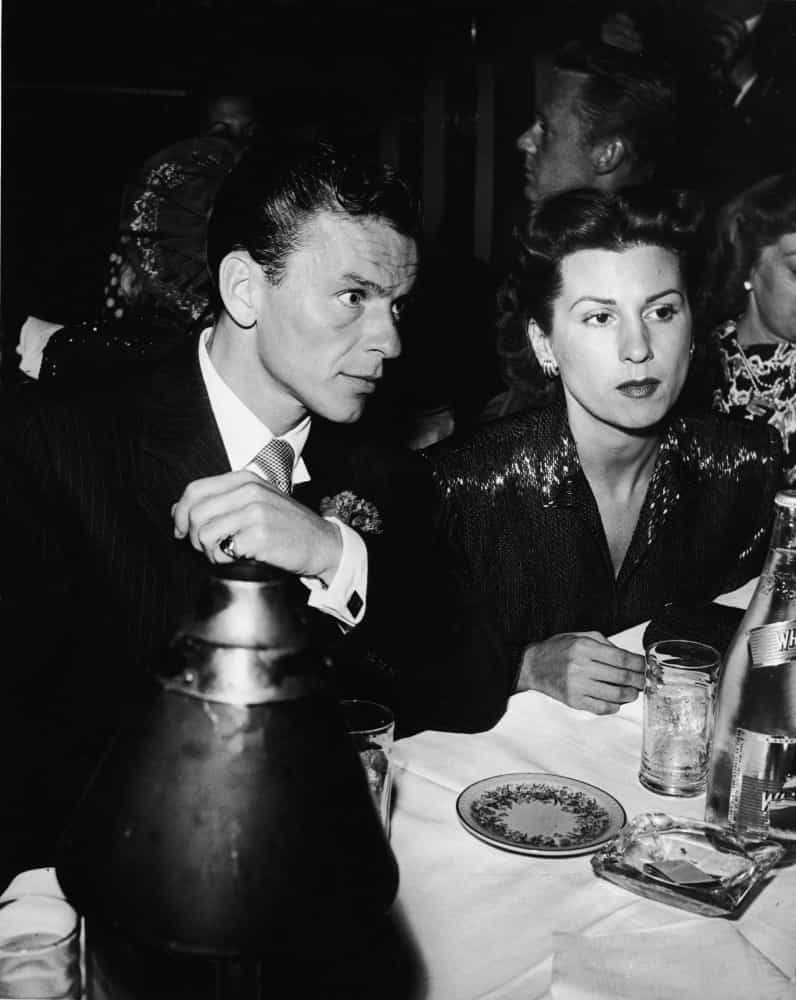 Frank speist in einem Restaurant mit seiner ersten Frau, Nancy Barbato, die er 1939 heiratete. Das Paar hatte drei Kinder, bevor er sich 1951 scheiden ließ.
