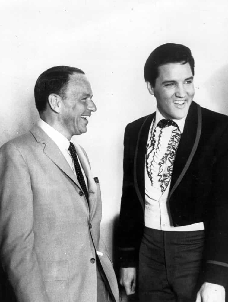 Sinatra und Presley, zwei der größten Stimmen des 20. Jahrhunderts, posieren gemeinsam für ein seltenes Foto in Hollywood.