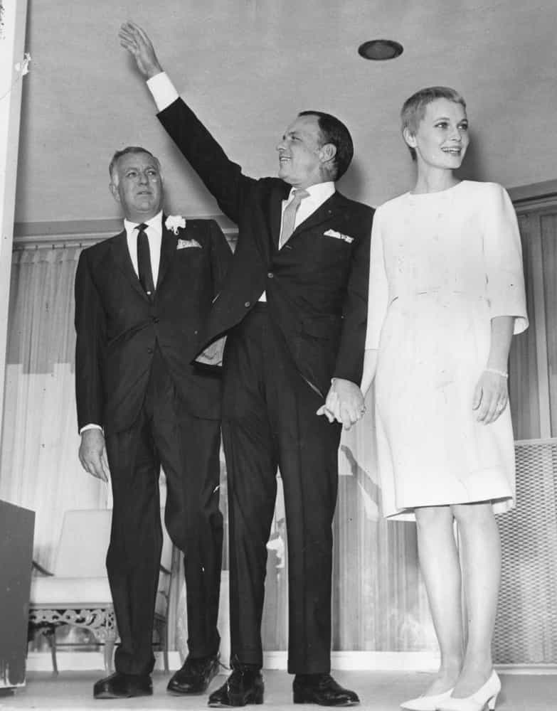 Die beiden waren bis 1968 verheiratet, als Sinatra sich von ihr scheiden ließ. Der Grund: Sie weigerte sich ihre Rolle in "Rosemary's Baby" (1968) aufzugeben.