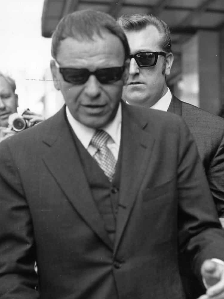 Ein charmant aussehender Sinatra verlässt im Mai 1970 das Londoner Claridges Hotel.
