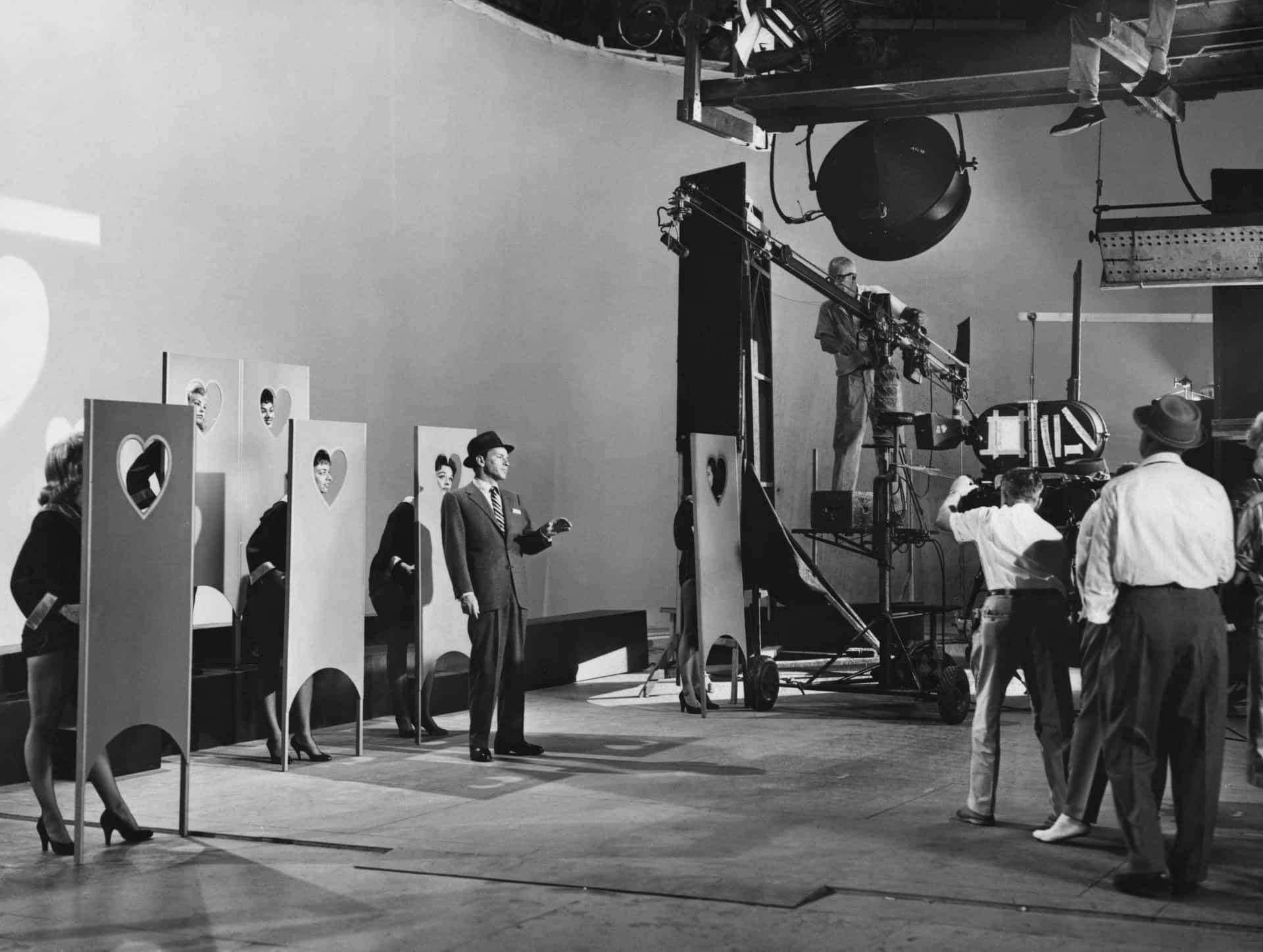 Ol' Blue Eyes nimmt eine Folge von "The Frank Sinatra Show" auf. Die ABC-Show wurde erstmals im Oktober 1957 ausgestrahlt und wurde im Juni 1958 eingestellt.
