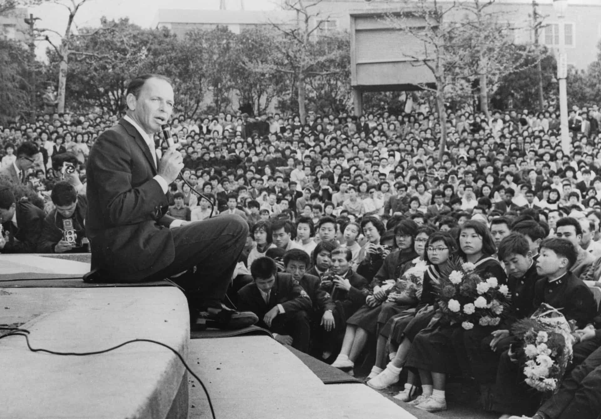 Sinatra singt auf den Stufen vor den Fans im Hibiya Park, Tokio, während eines Wohltätigkeitskonzerts.