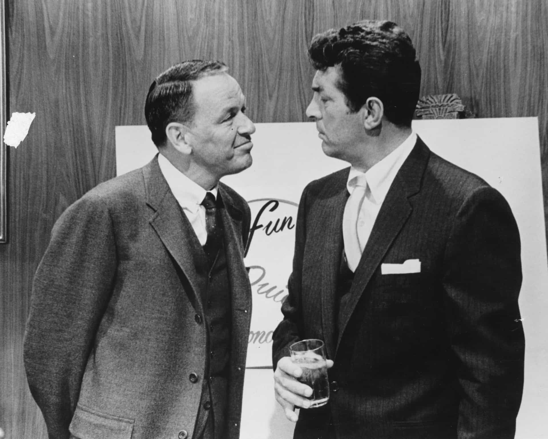 Zwei alte Freunde, Frank Sinatra und Dean Martin, ziehen während einer gemeinsamen Filmszene Grimassen.