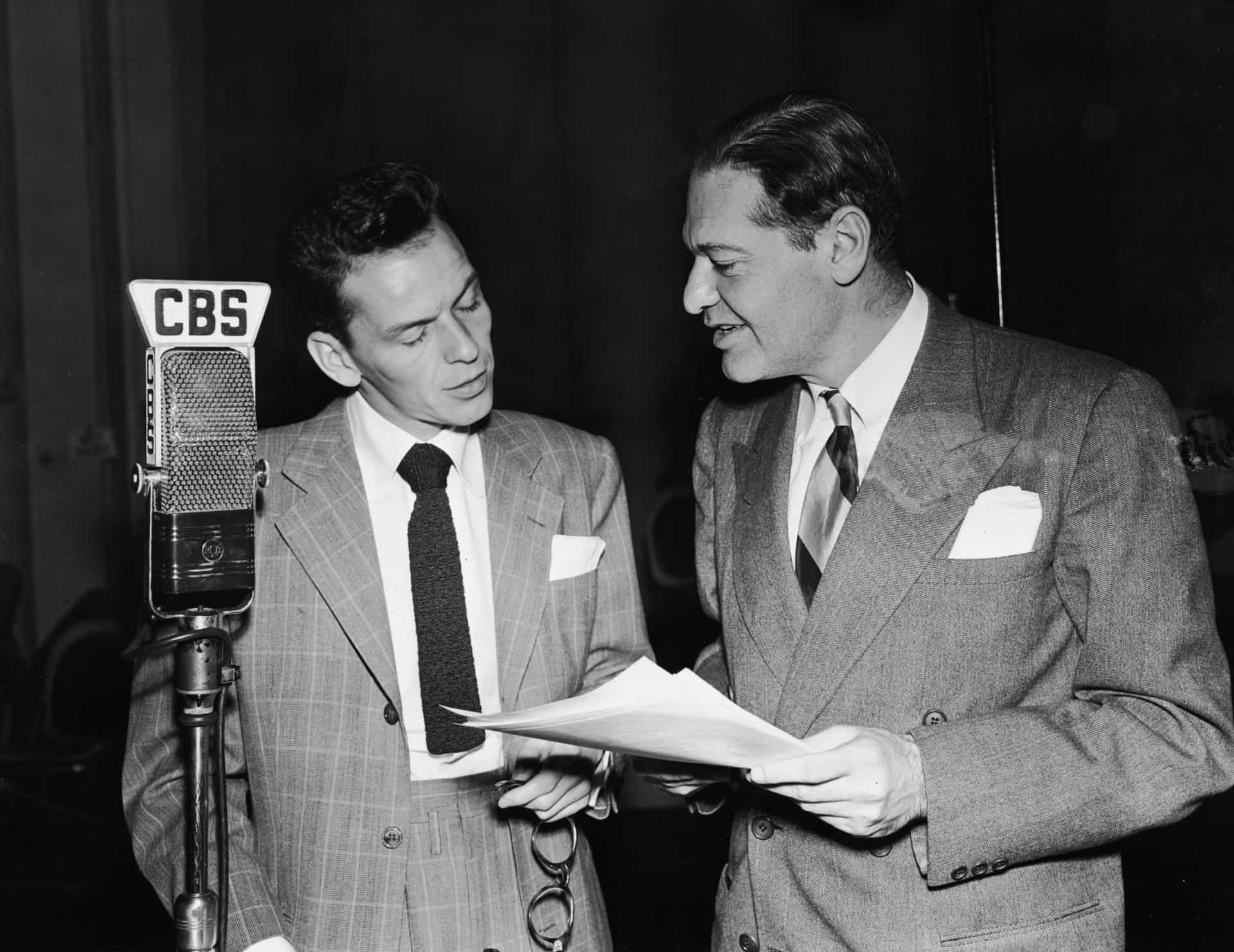 Frank Sinatra und Marx Loeb überprüfen einen Teil des Drehbuchs vor einem Auftritt bei "Readers' Digest Radio".