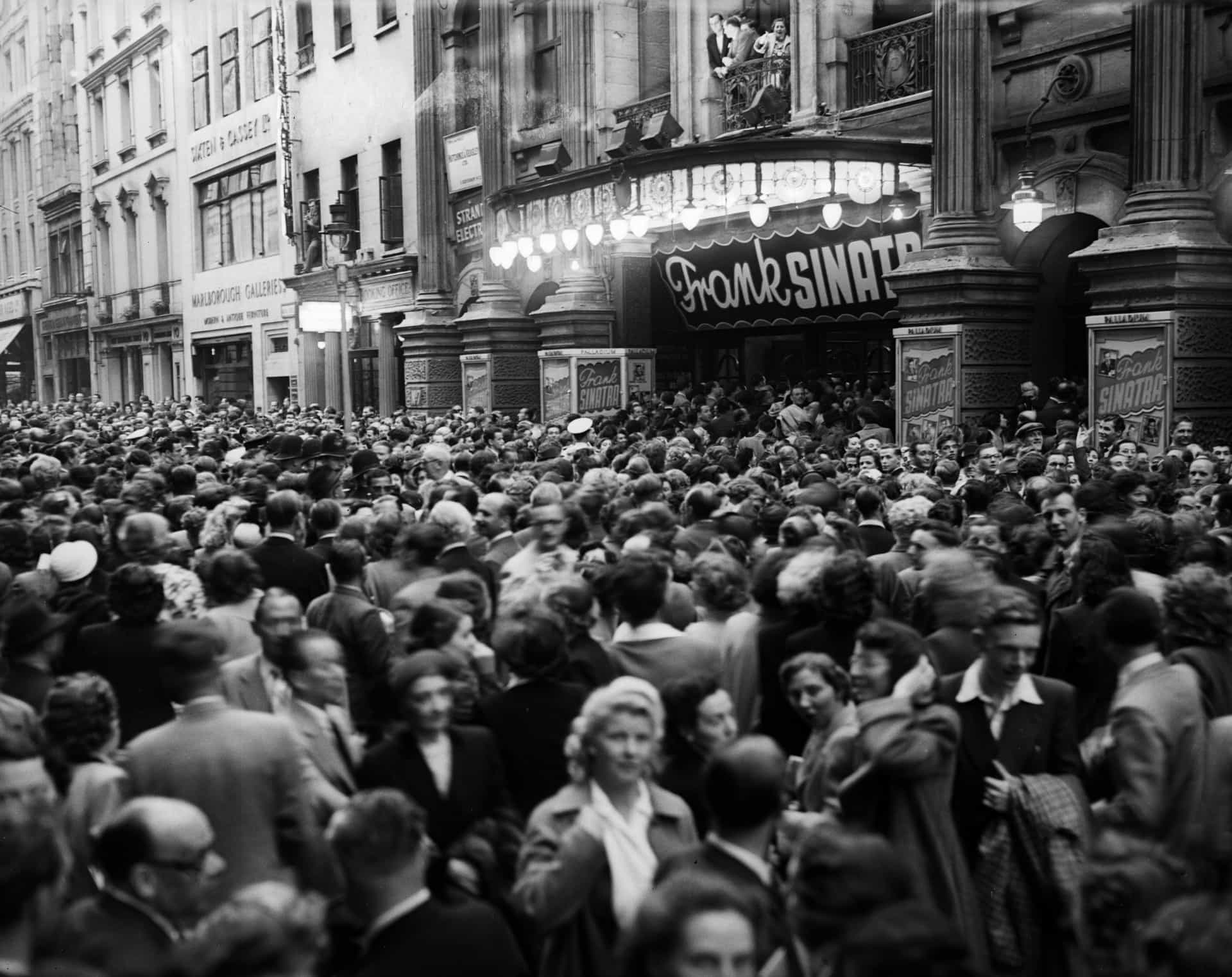 Bei seinem Konzert im Juli 1950 versammeln sich Massen vor dem London Palladium Theater.