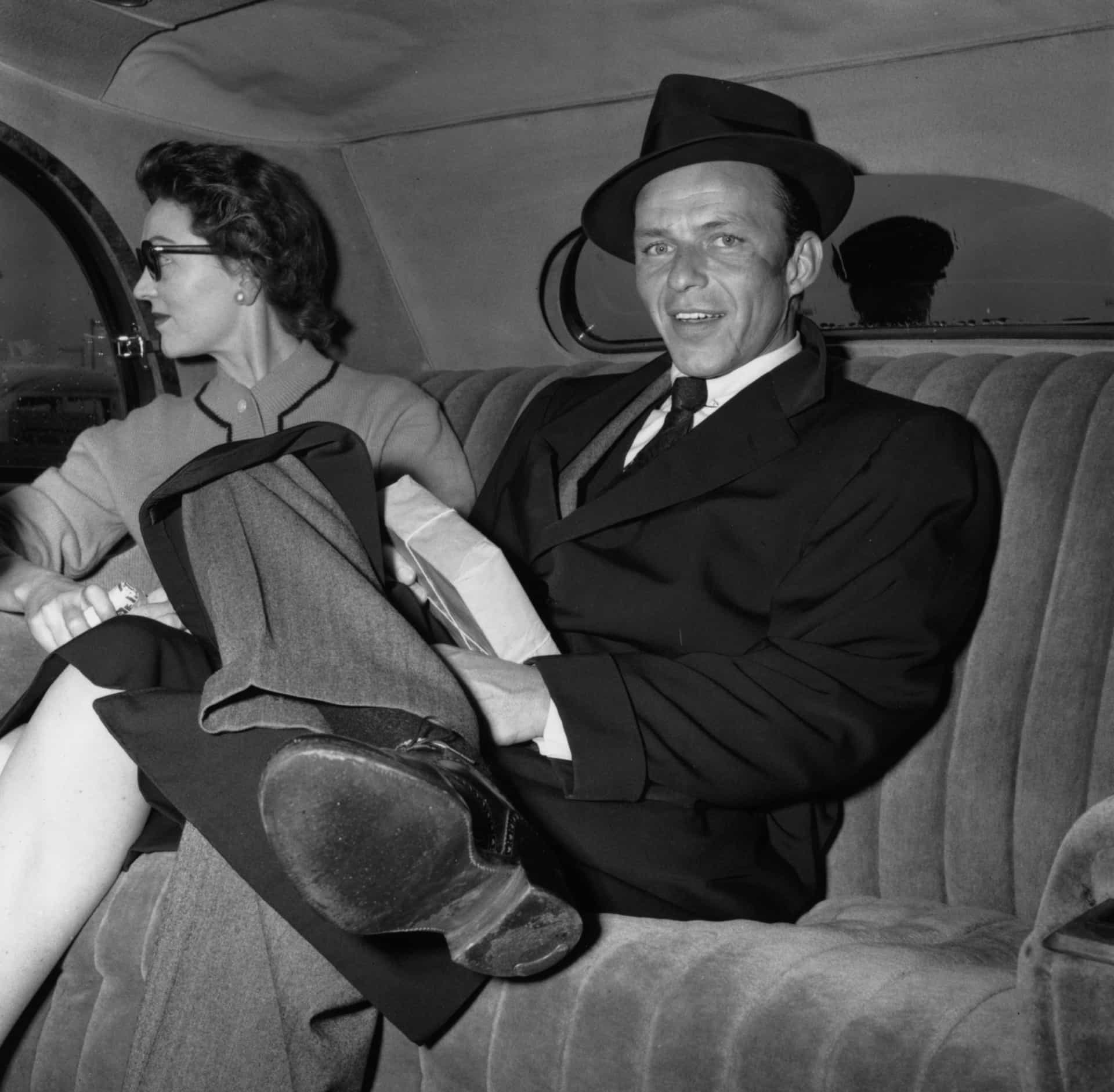 Gardner und Sinatra werden zusammen bei der Ankunft am Londoner Flughafen abgelichtet.