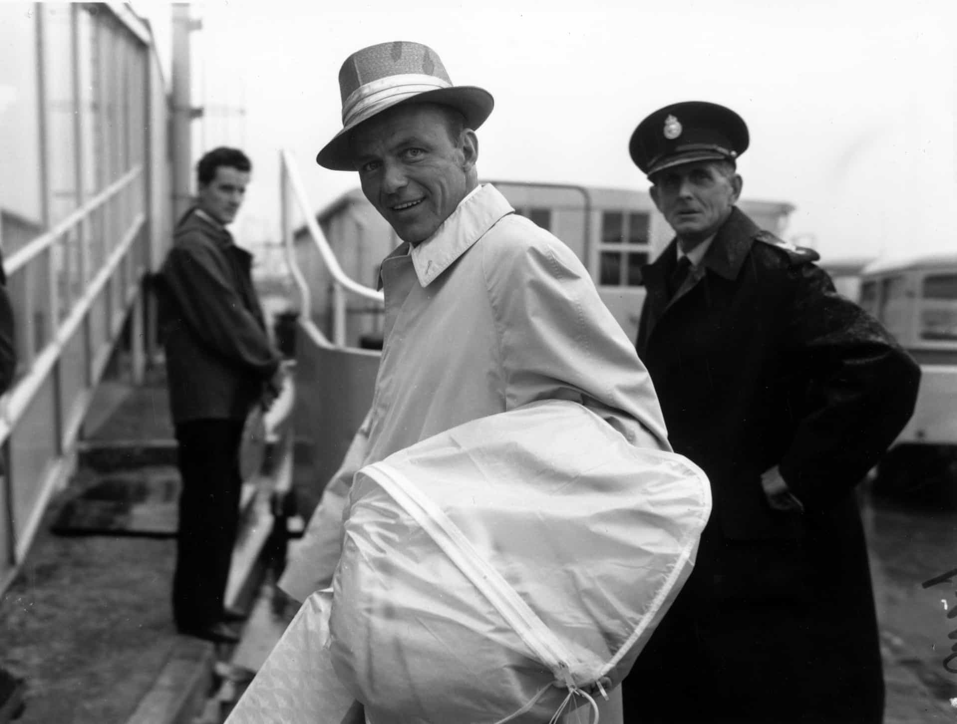 Sinatra kommt am Flughafen London für einen Kurzurlaub in England an.