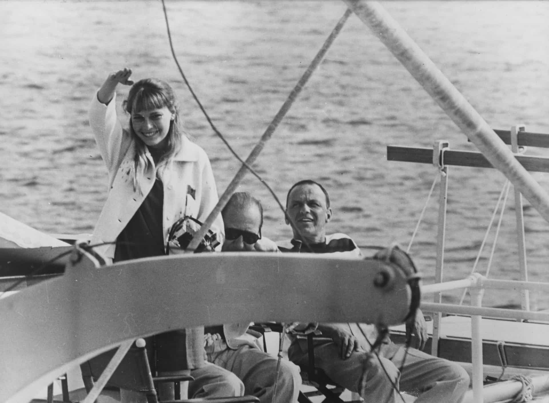 Frank Sinatra und seine zukünftige dritte Frau, Mia Farrow, entspannen sich an Bord der Southern Breeze, Tage vor ihrer Hochzeit.