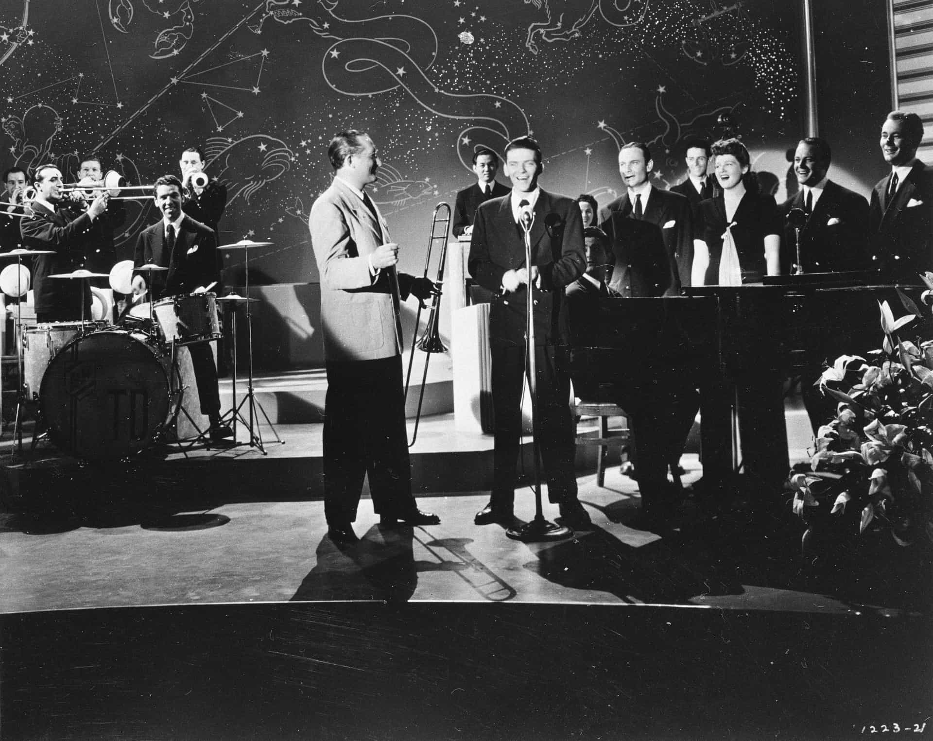 Sinatra schloss sich Tommy Dorsey (im Bild links) und dem Tommy Dorsey Orchestra an. Eine gute Entscheidung, wie sich später herausstellen sollte.