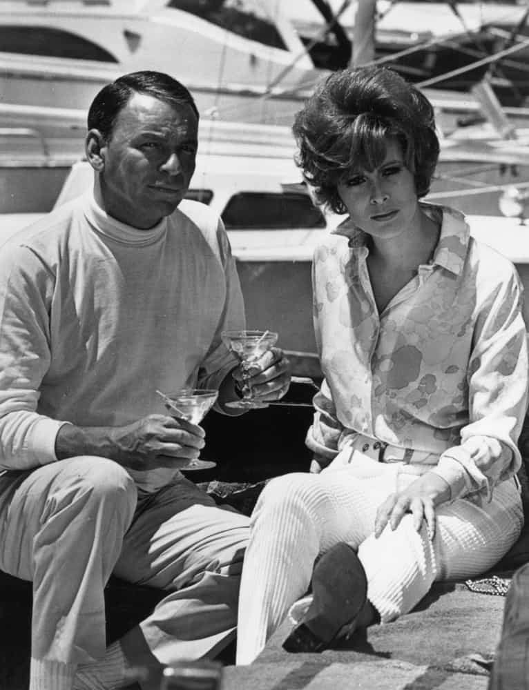 Cocktails mit seiner Schauspielkollegin Jill St John aus "Tony Rome" (1967).