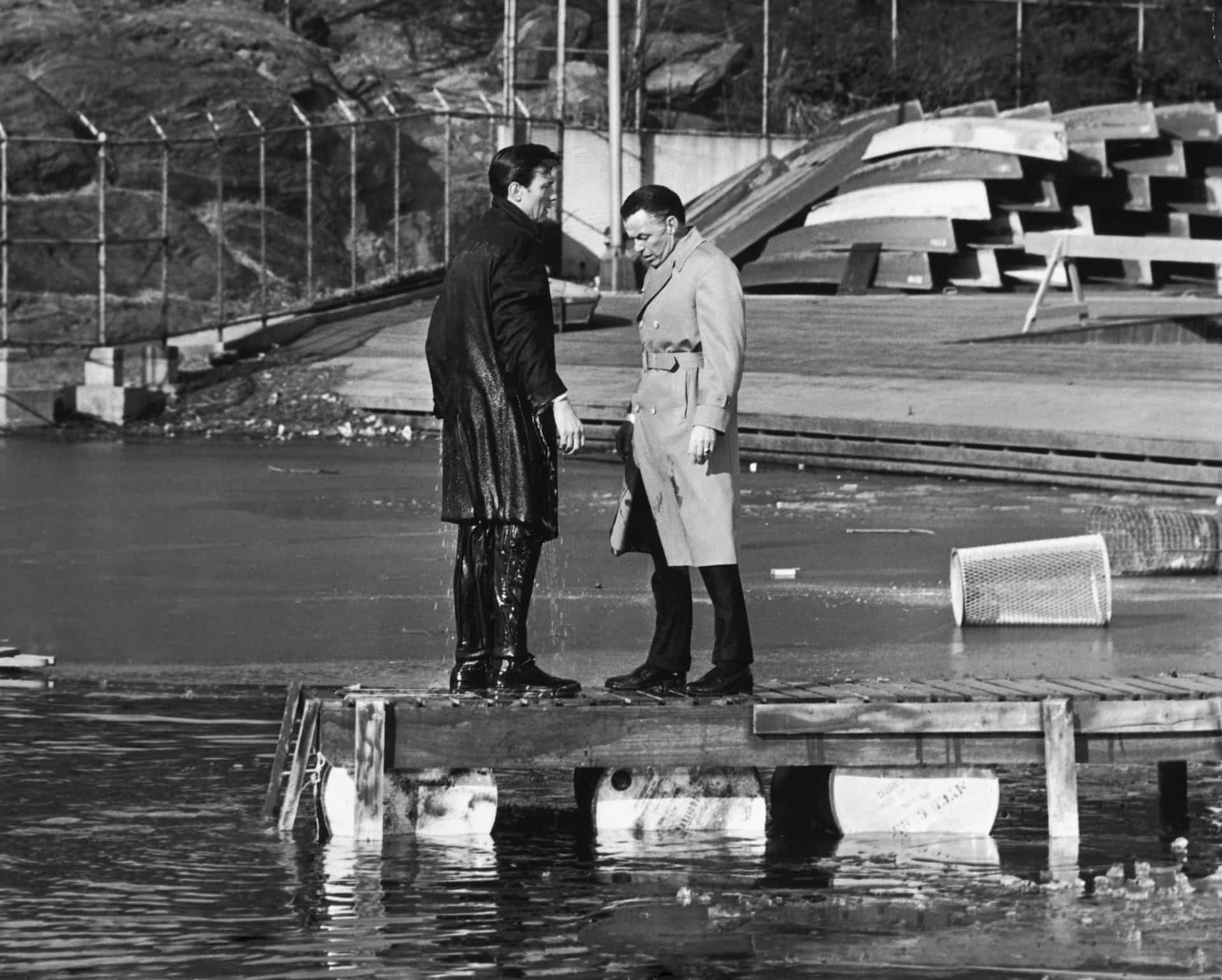 Laurence Harvey und Frank Sinatra filmen eine Szene aus "The Manchurian Candidate" (1962) im Central Park, Manhattan.