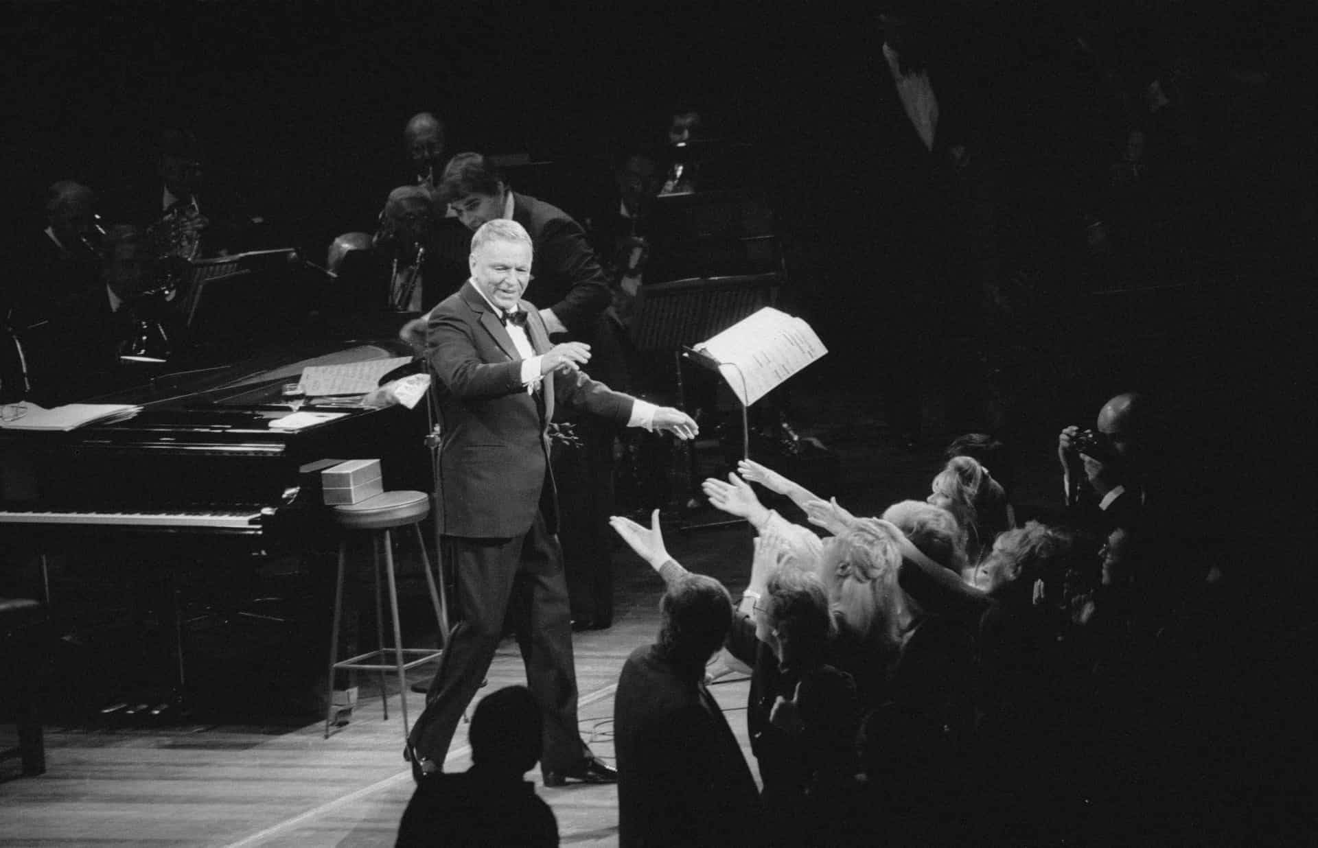 Sinatra geht während eines Auftritts in der Royal Albert Hall, London, auf Tuchfühlung mit weiblichen Fans.