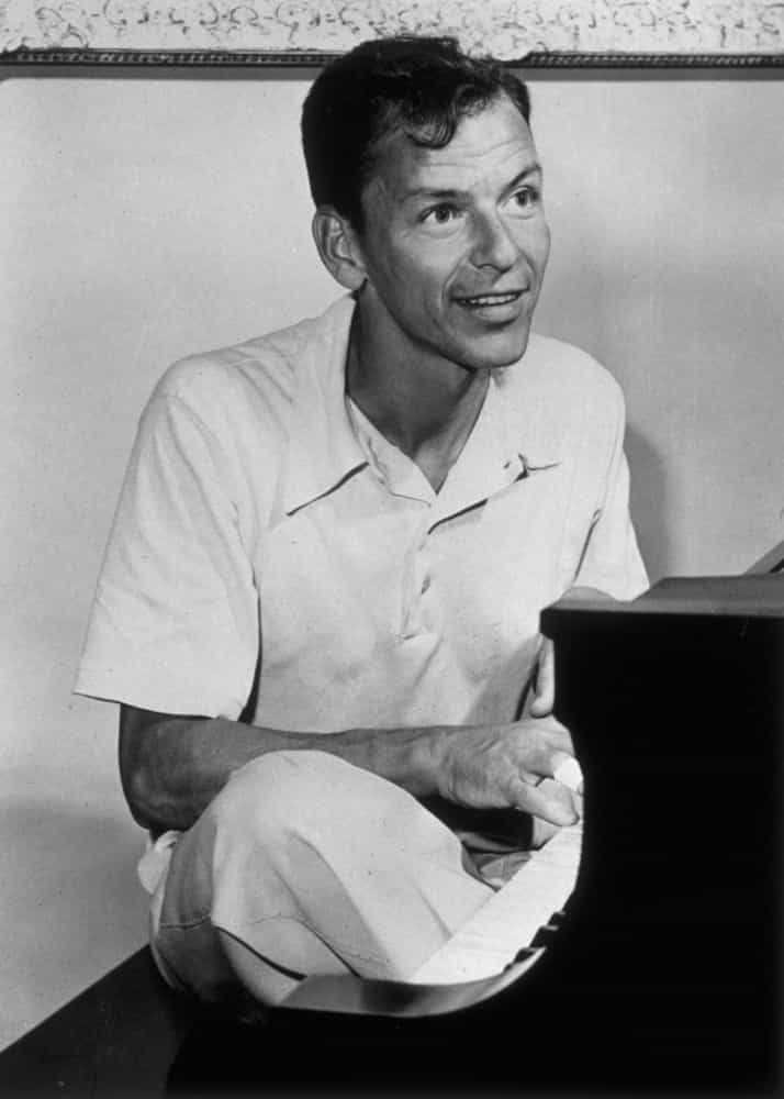 Frank Sinatra sitzt im Oktober 1949 an einem Klavier.