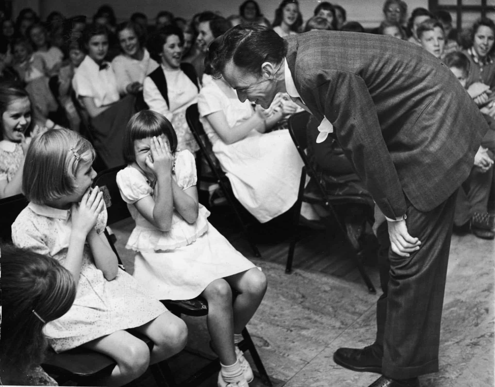Sinatra besucht ein Waisenhaus in Virginia, USA.