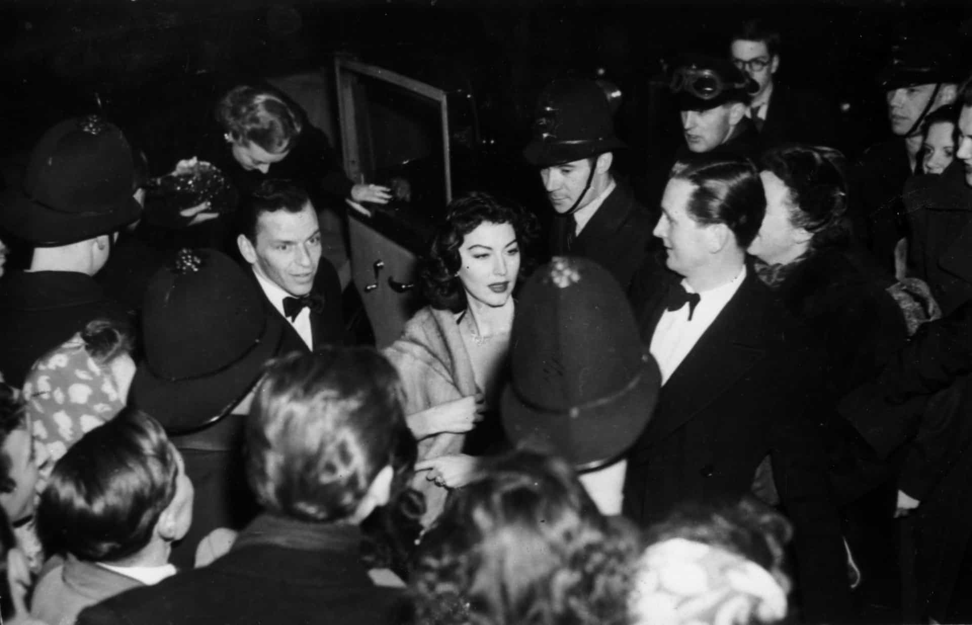 Frank und seine zweite Frau, die Schauspielerin Ava Gardner, kommen am London Coliseum an und besuchen die Midnight Matinee. Die Fans flippen massenweise aus.