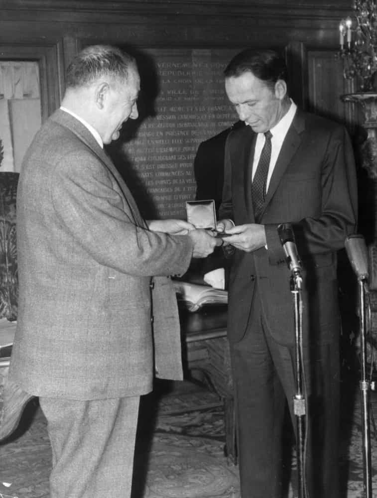 Paul Minot verleiht Sinatra am 6. Juni 1952 eine Ehrenmedaille.