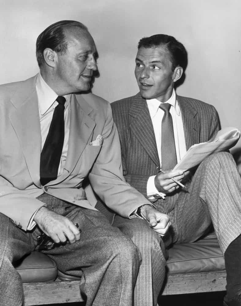 Sinatra arbeitete auch mit dem Komiker Jack Benny. Die zwei sind hier abgebildet und arbeiten an einem Drehbuch für eine TV-Show.
