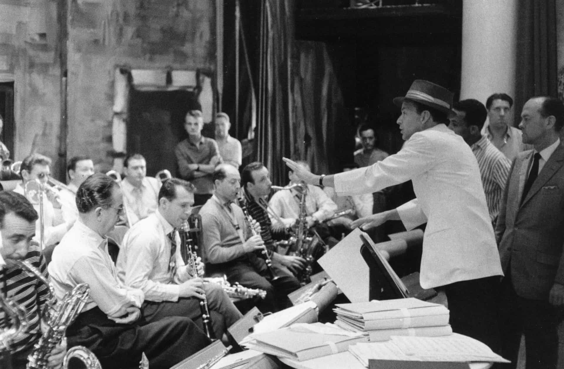 Sinatra dirigiert das Orchester auf einer Party in Monaco.