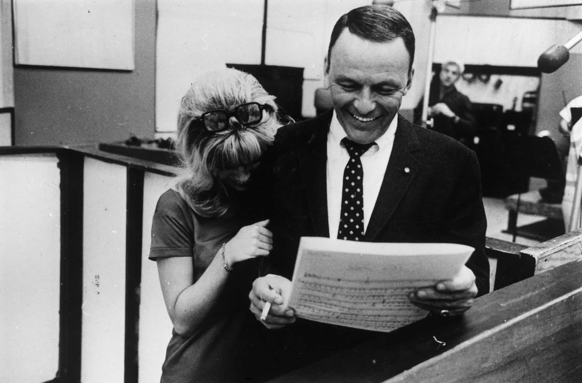 Sinatra und seine Tochter Nancy haben im Tonstudio Spaß.