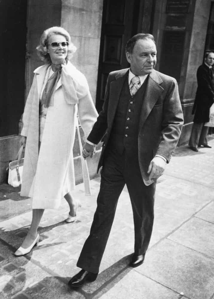 Frank Sinatra mit seiner zukünftigen vierten Frau, Barbara Marx, in London. Die beiden waren von 1976 bis zu seinem Tod 1998 verheiratet.