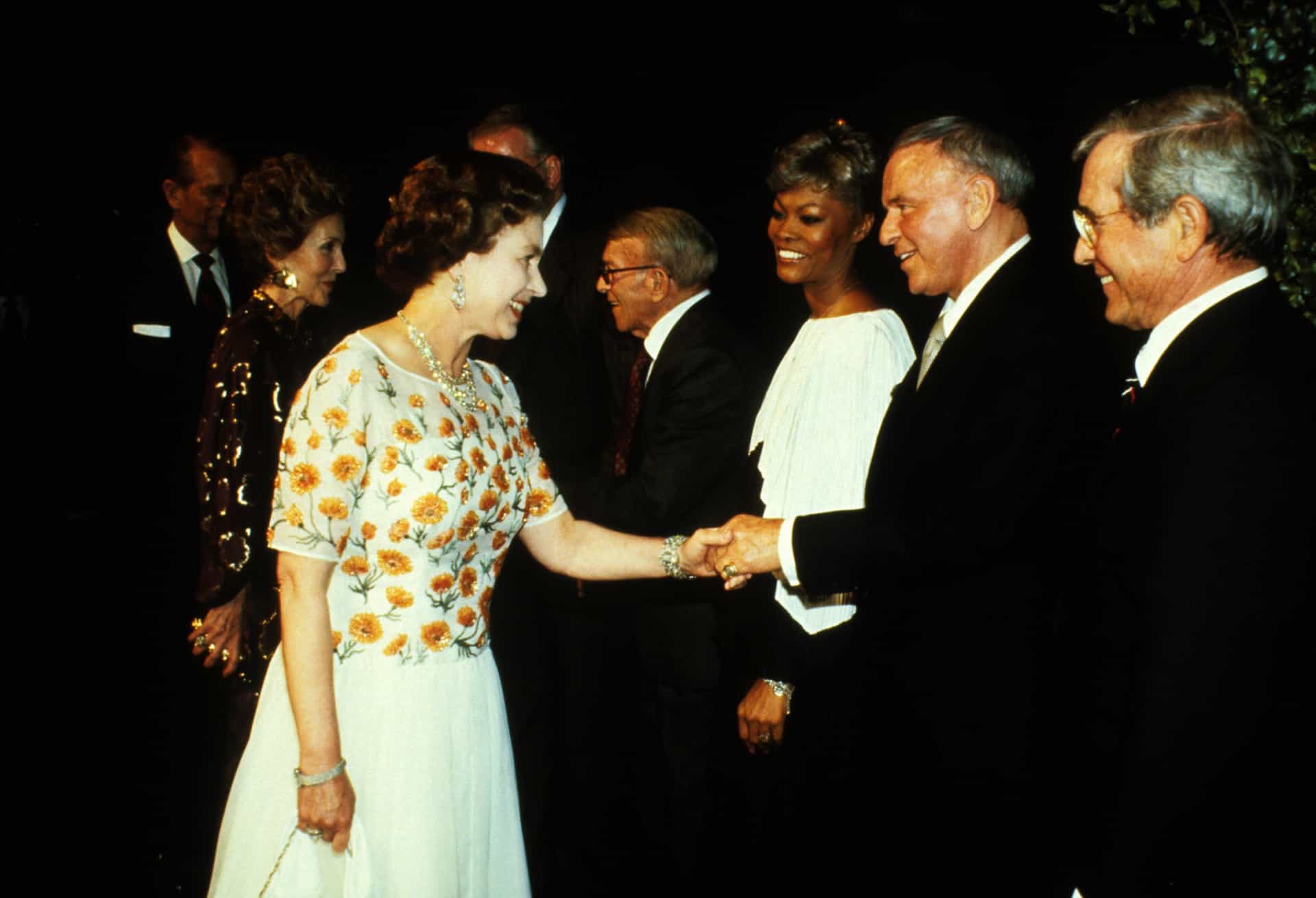 Sinatra trifft Königin Elizabeth II. auf einer Party von Nancy Reagan im 20th Century Fox Studio, Hollywood.