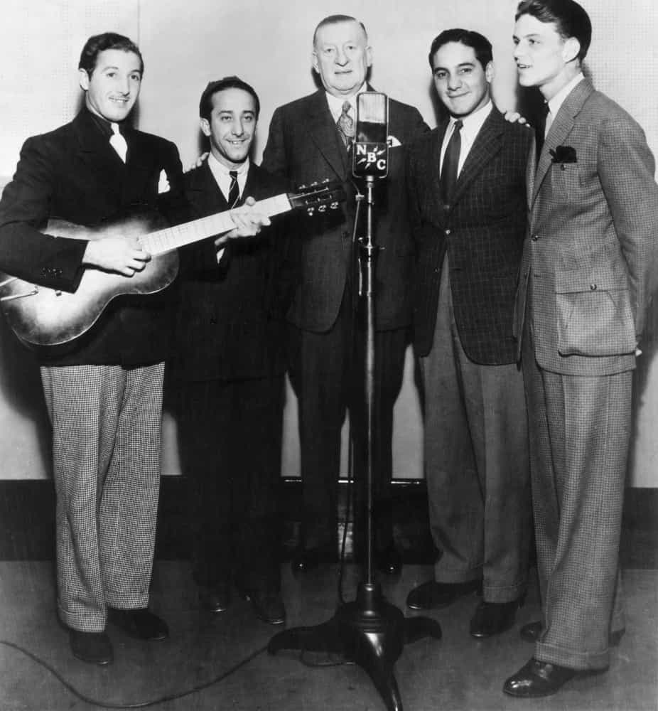 Sinatra spielt mit den <a href="https://de.starsinsider.com/musik/421140/village-idiots-bitte-wer-das-sind-die-ersten-namen-beruehmter-bands" rel="noopener">Hoboken Four</a>, der Band, die sein Talent in den NBC Studios erstmals öffentlich machte.